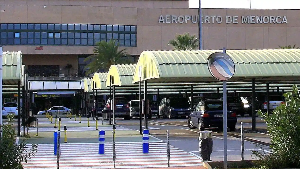 Punto de encuentro Autos Valls en el Parking P1 del Aeropuerto de Menorca (MAH) con pasillo verde y pérgola